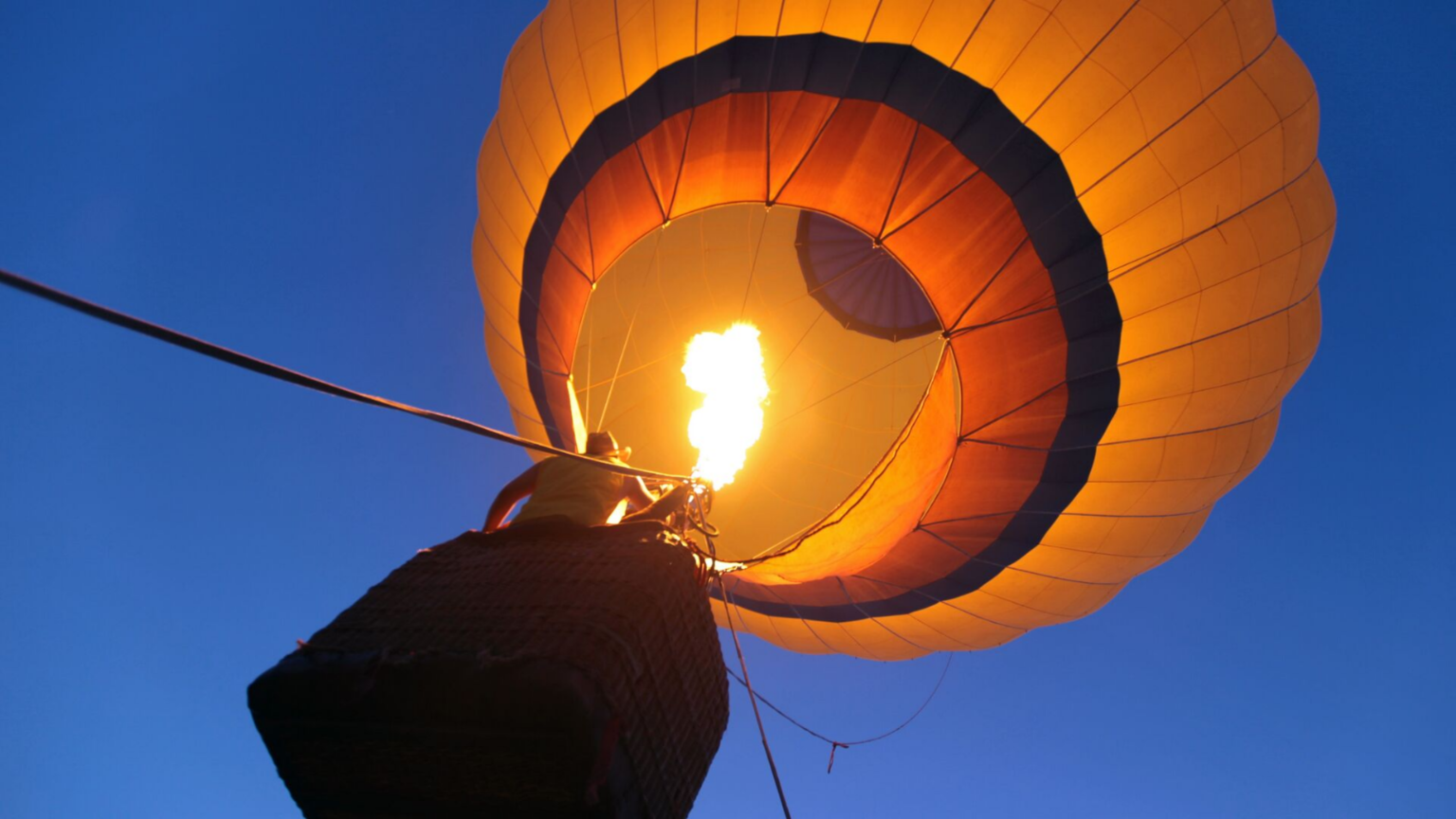 Наполненный теплым воздухом. Воздушный шар огонь. Оранжевый шар в небе. Горелка воздушного шара. Сложенный воздушный шар.